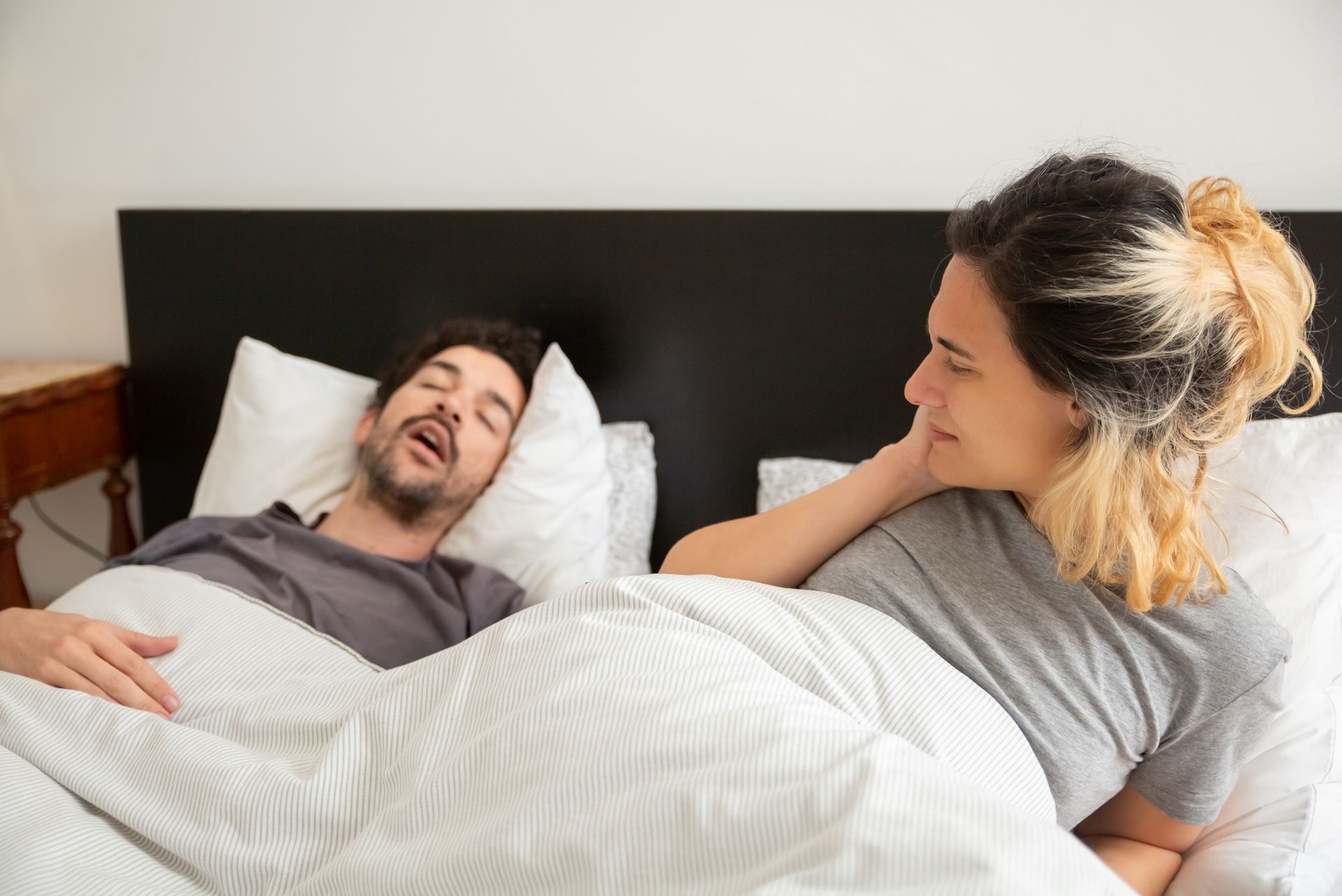 Apnée du sommeil : symptômes, diagnostic et traitements Personne dormant avec un masque de ventilation PPC