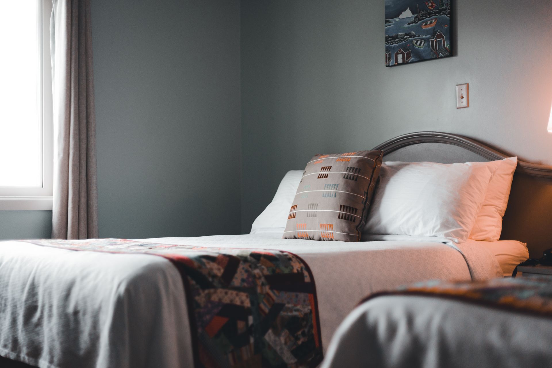 Chambre a coucher calme avec lumiere tamisee propice au sommeil